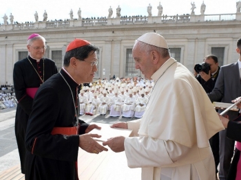 Le cardinal Luis Antonio Tagle recevant des mains du Pape François Misericordia et Misera