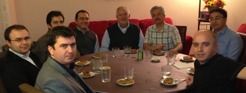 Le Père Thomas Michel durant un repas convivial avec quelques amis musulmans